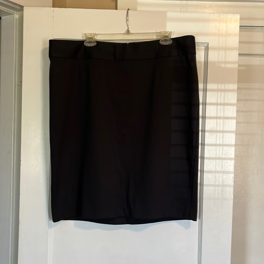 Lane Bryant Black straight skirt for business, dress or semi-casual. Like new!